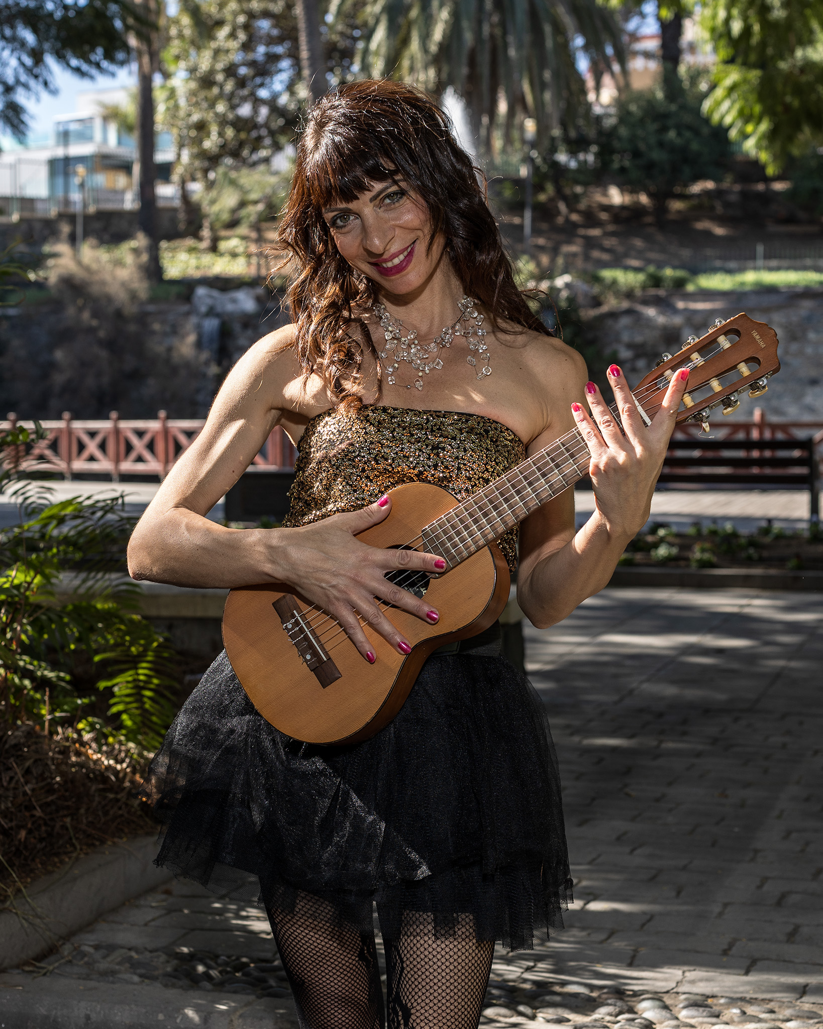 Cinzia Mare mostrando su talento con una guitarra